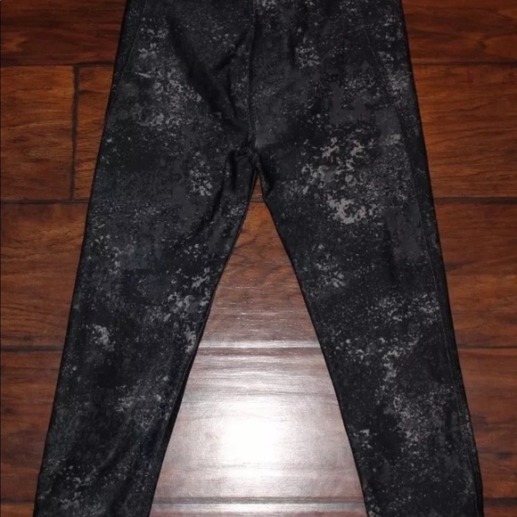 SOLD - Under Armour Womens Black Patterned Crop - Picture 3 of 7